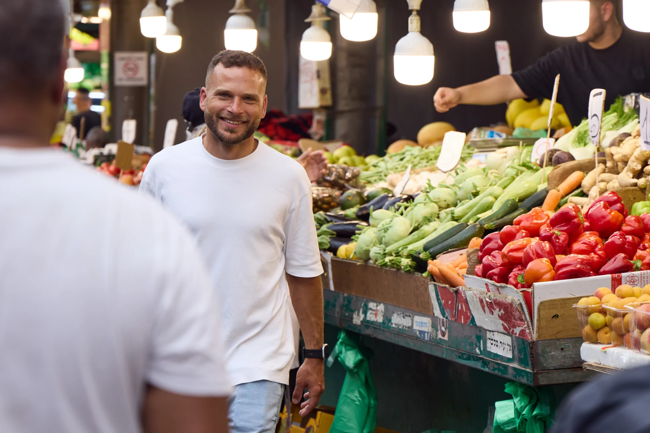 שף פרטי מחייך בזמן קניות בשוק בתל אביב
